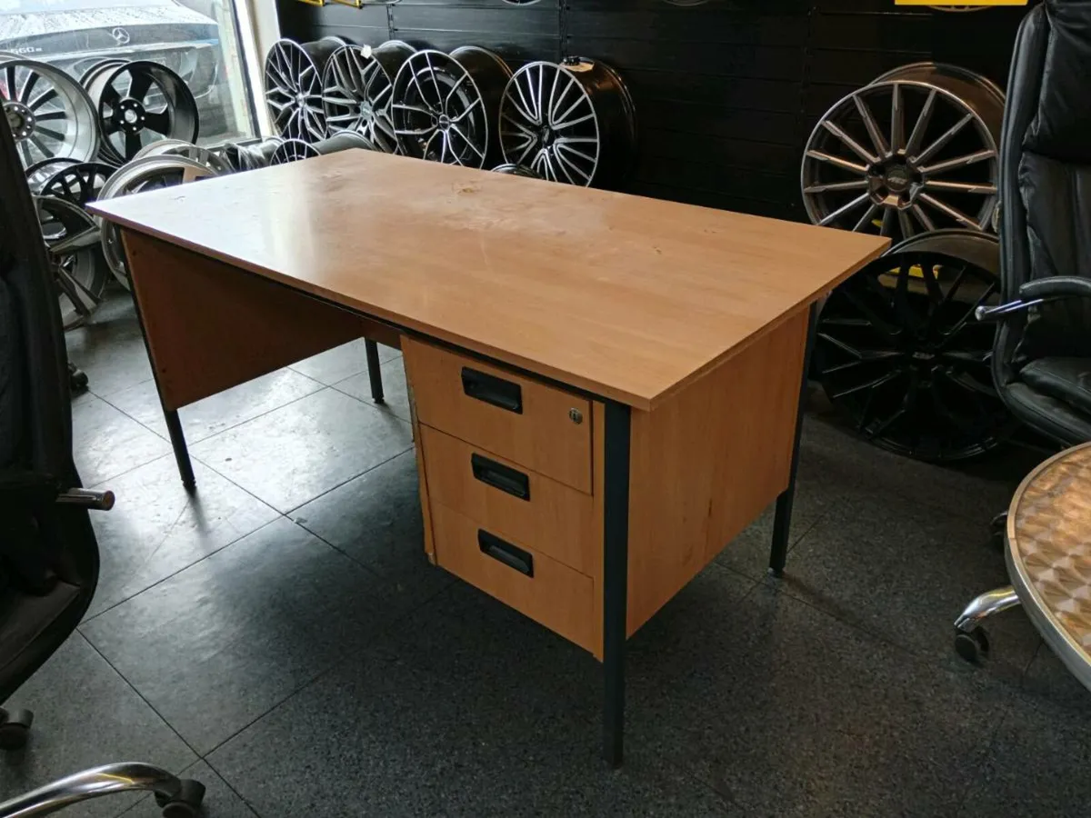 Desks to clear - Image 2