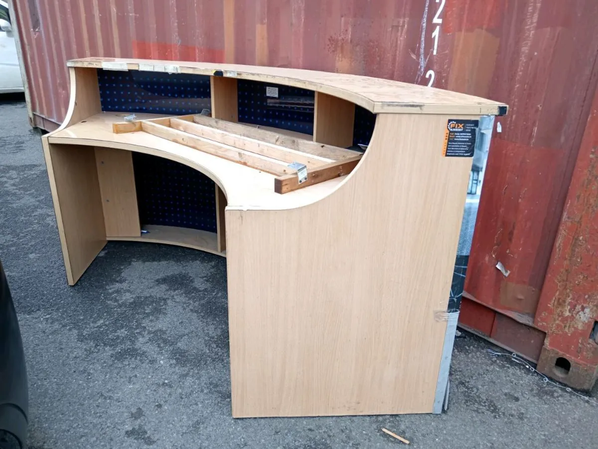 Desks to clear - Image 1
