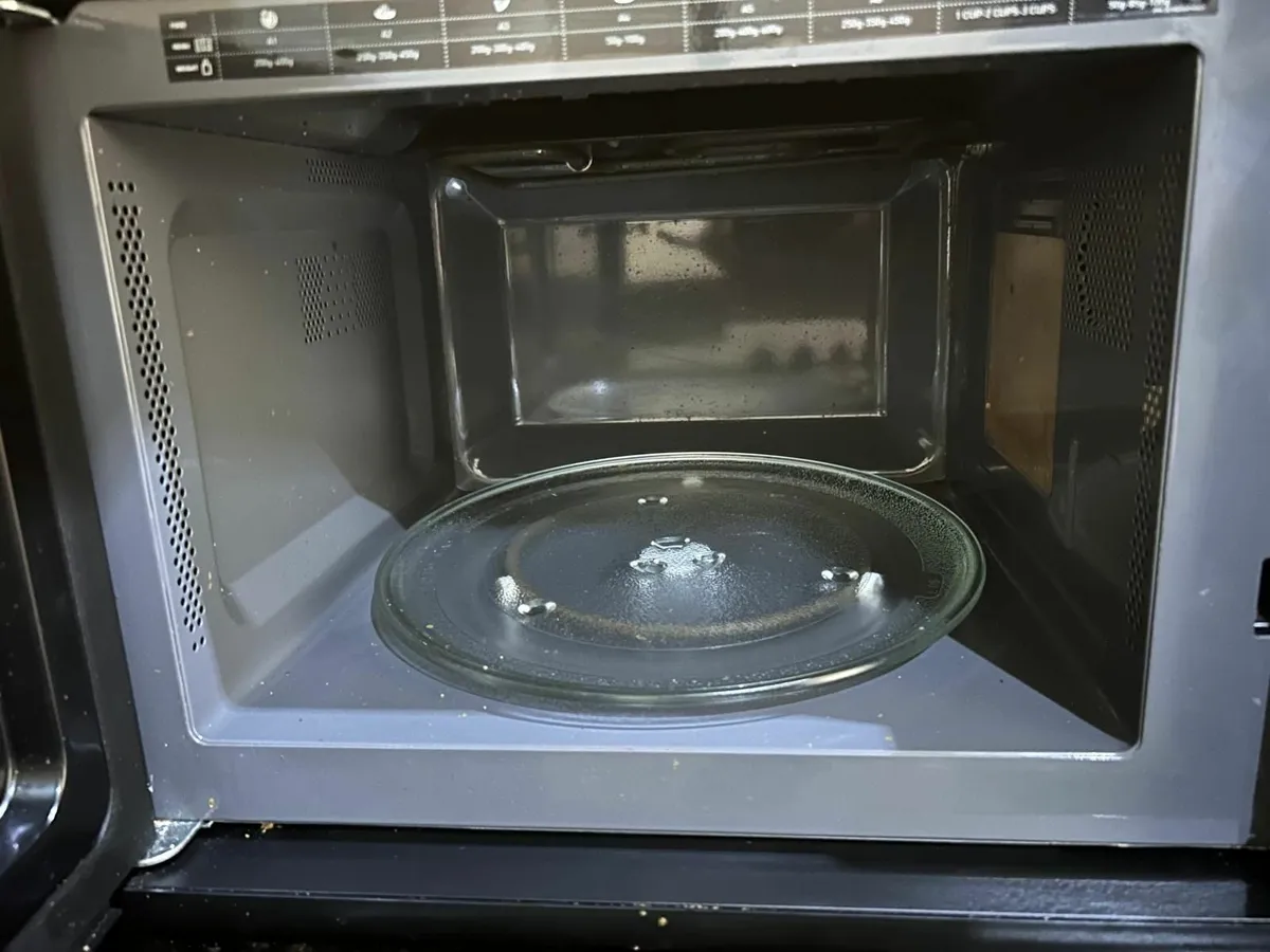 Hotpoint Microwave Oven for sale - Image 4