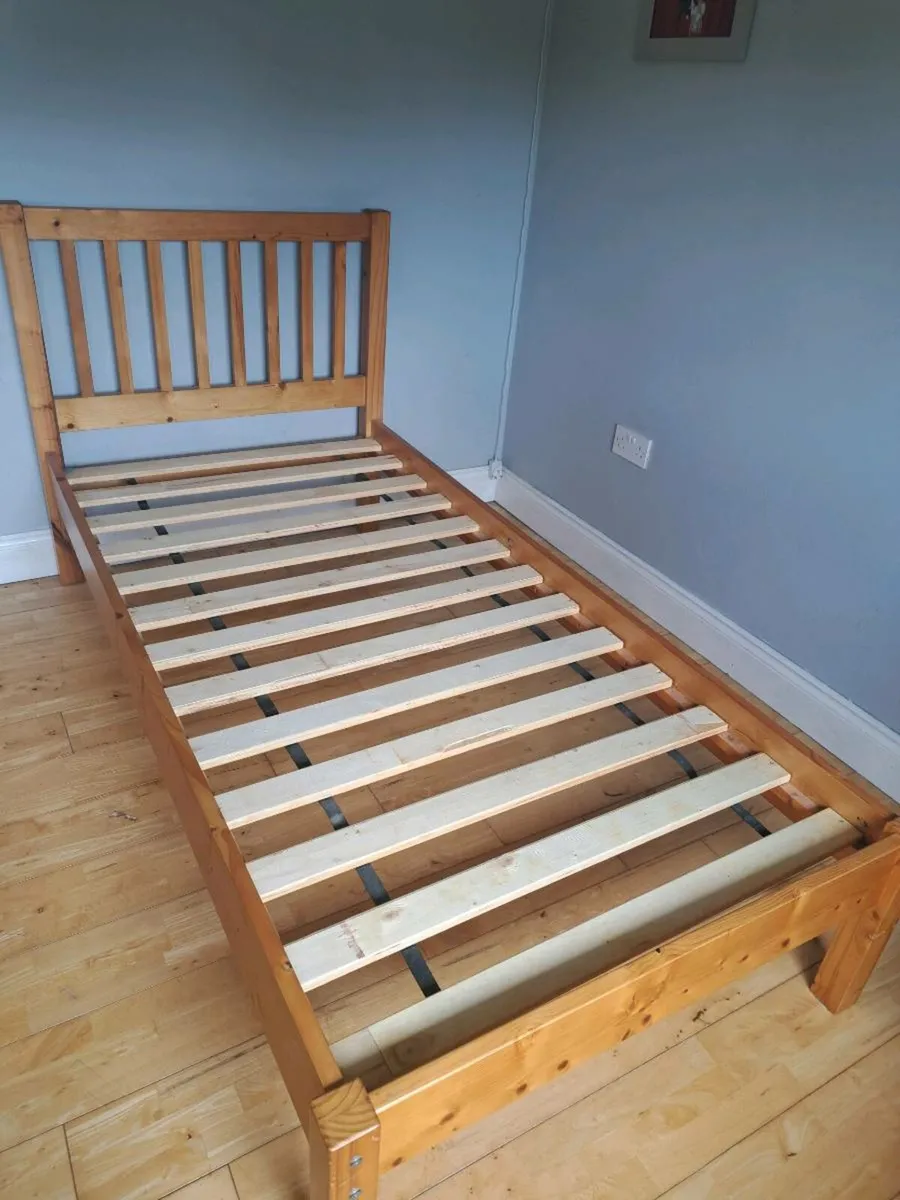 Single bed and locker - Image 1