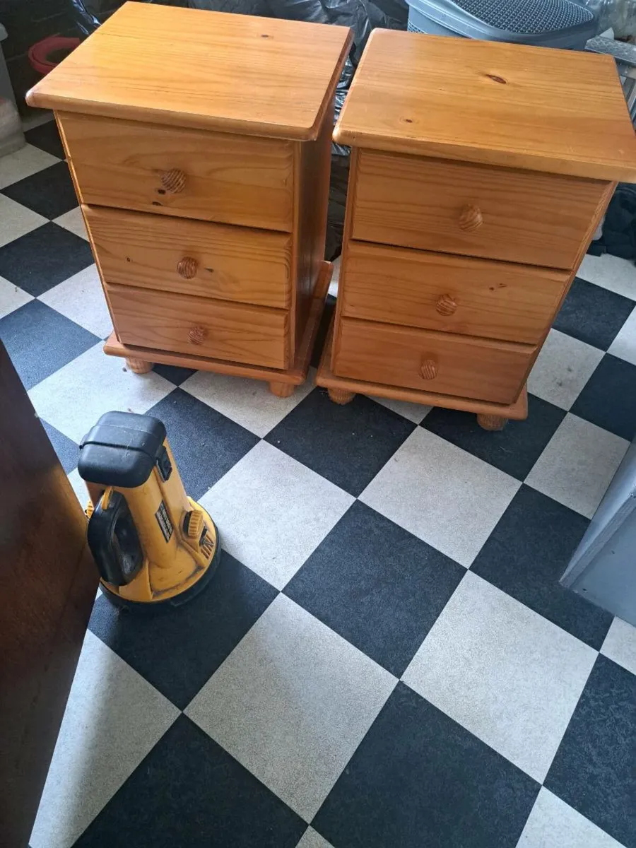 Single bed and locker - Image 2