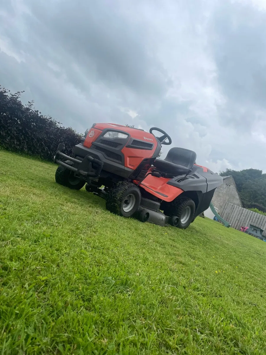 Husqvarna Ride on lawnmower 43’ deck - Image 1
