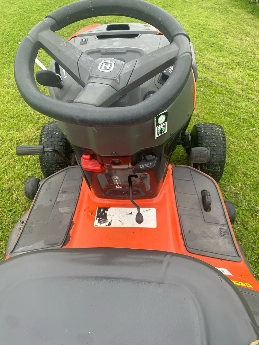 Husqvarna Ride on lawnmower 43’ deck - Image 4
