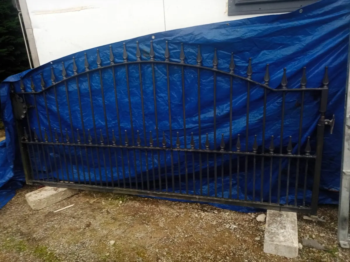 Plant trailer + entrance gate - Image 1