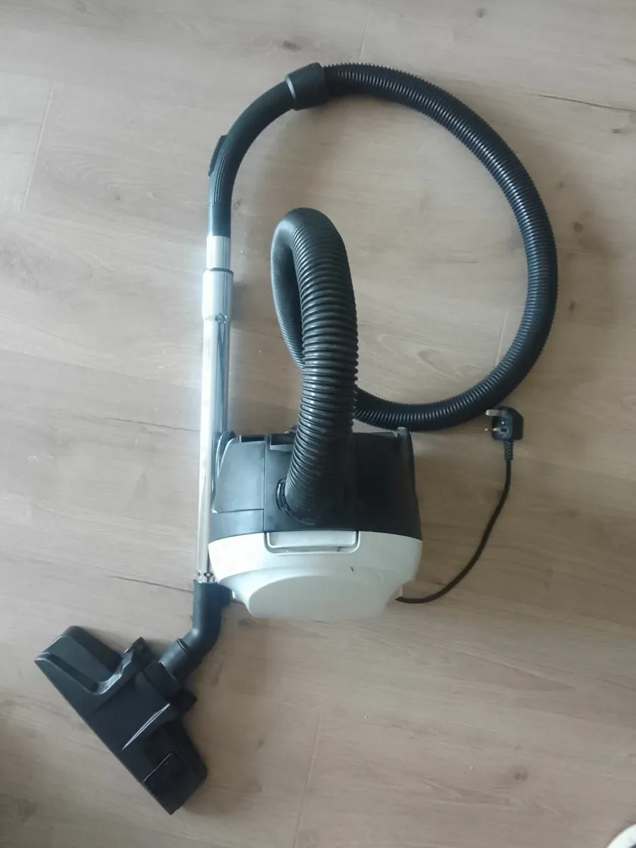 Bagged Cylinder Vacuum Cleaner - Image 2