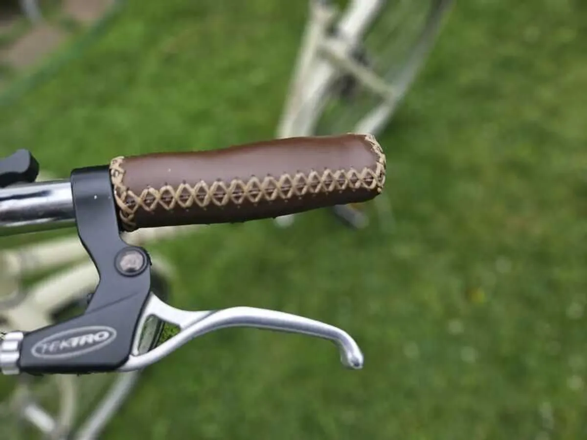 Cream ladies' bike Duchess great condition - Image 3