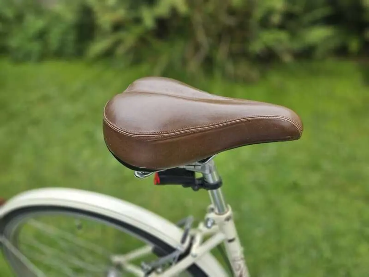 Cream ladies' bike Duchess great condition - Image 4