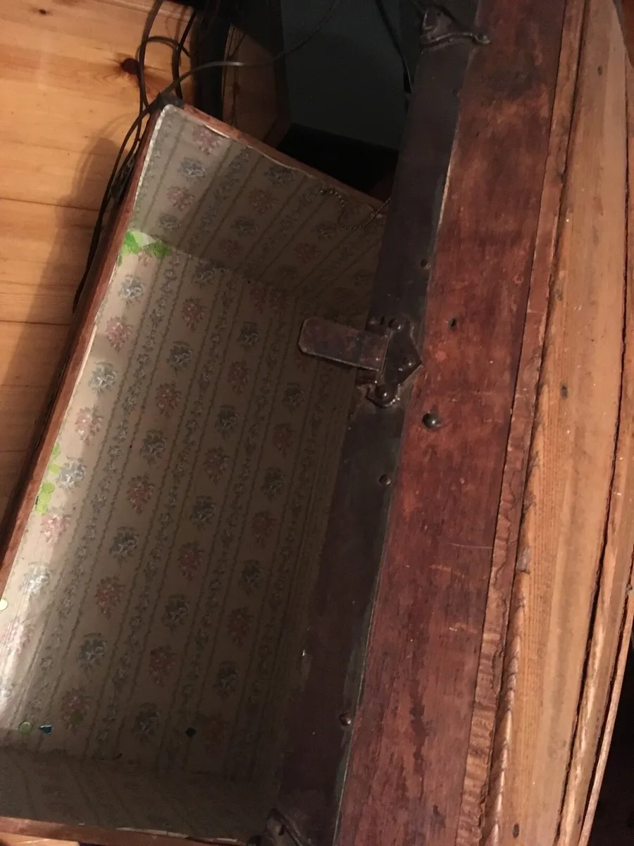 Old chest - Image 2