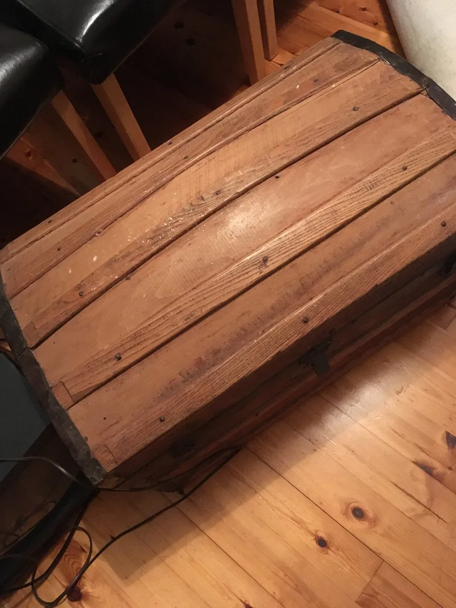 Old chest - Image 1