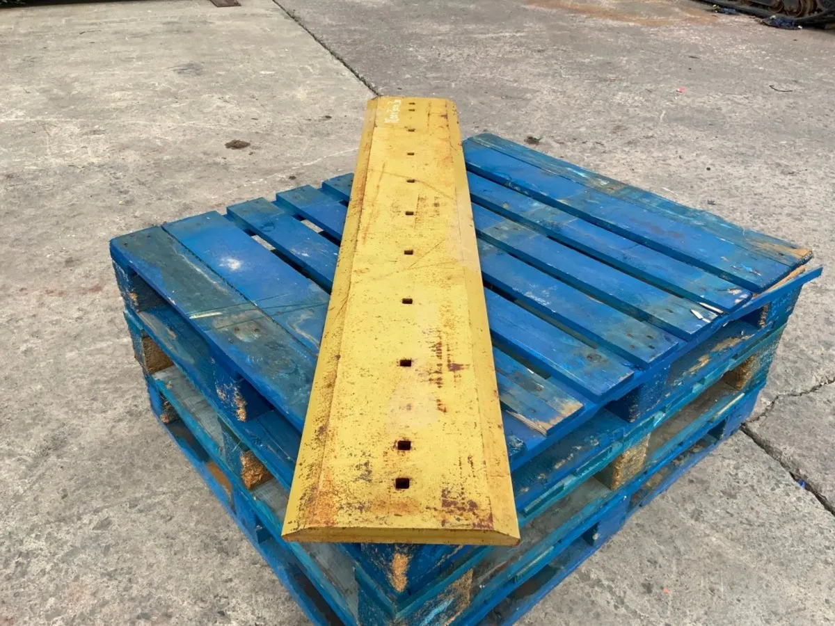 1.8mts CUTTING EDGE BLADE / WEAR PLATE. - Image 4