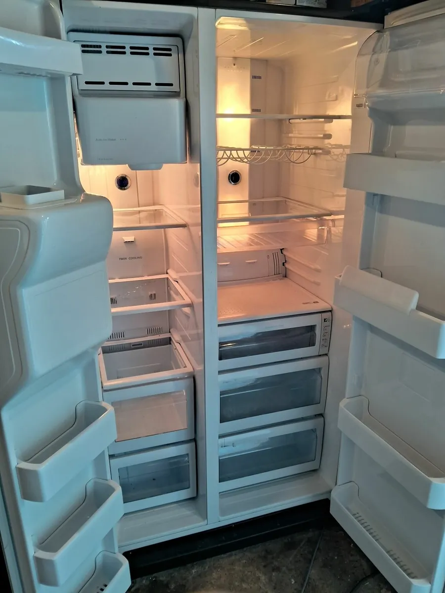SAMSUNG AMERICAN FRIDGE AND FREEZER FULL - Image 2