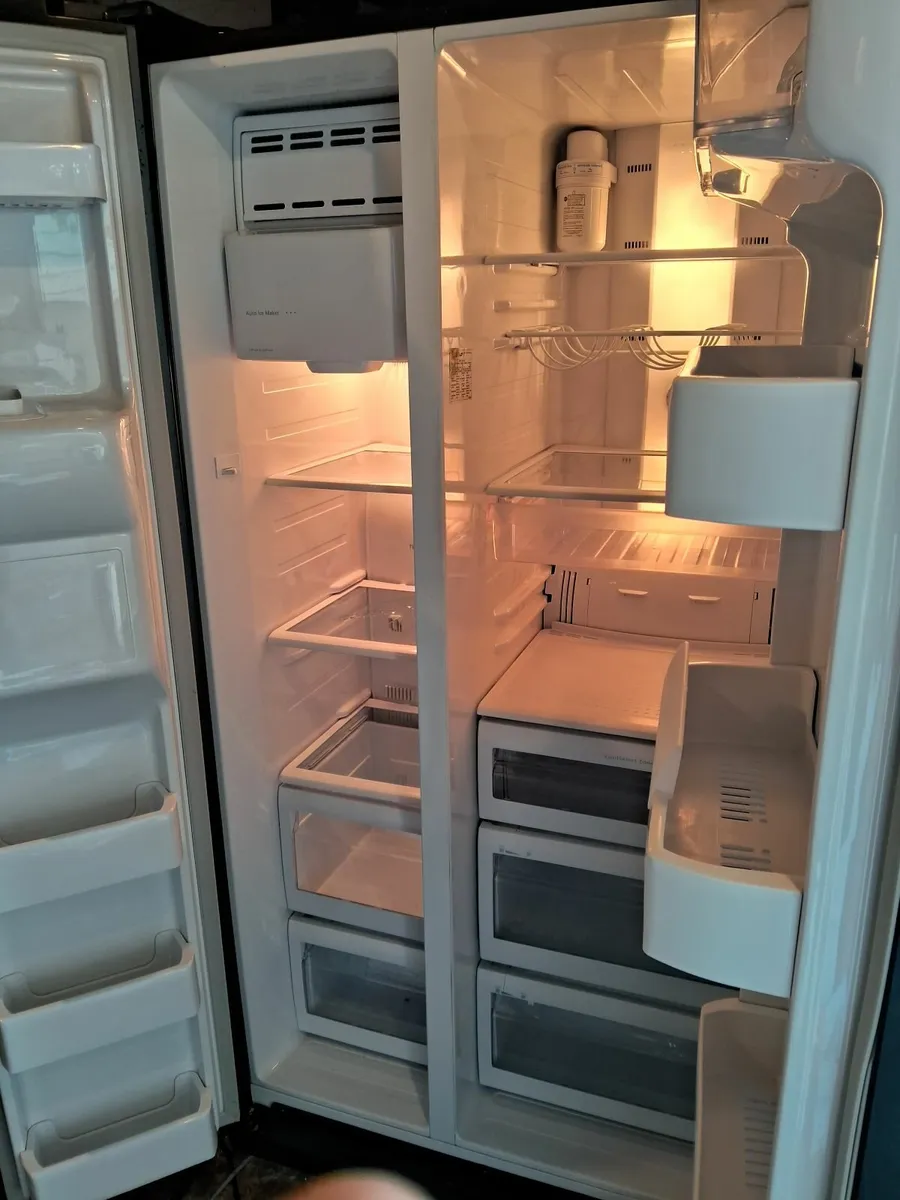SAMSUNG AMERICAN FRIDGE AND FREEZER FULL - Image 4