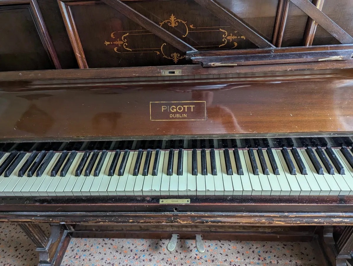 Upright Piano - Image 1