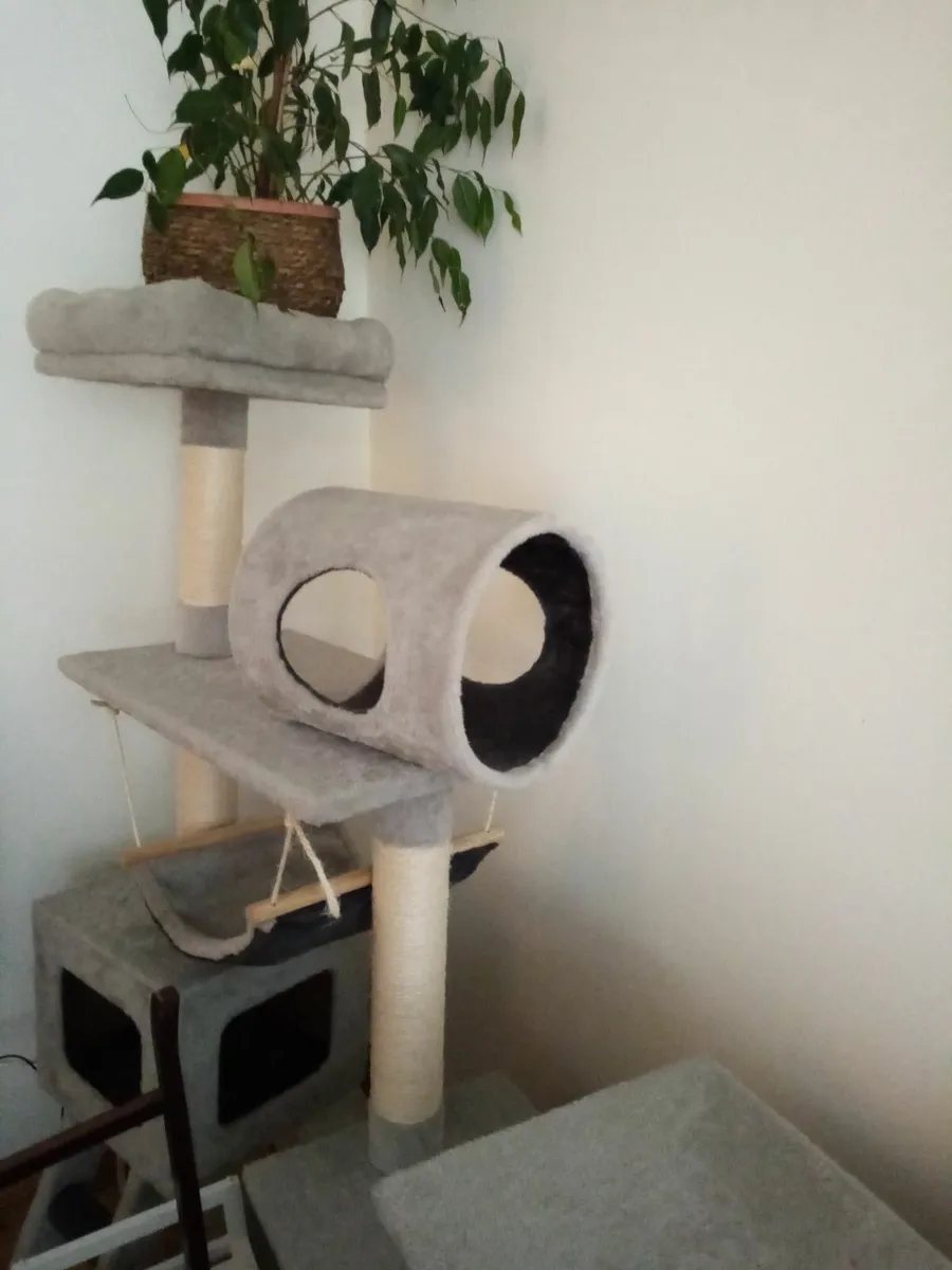 Cat climbing frame - Image 1