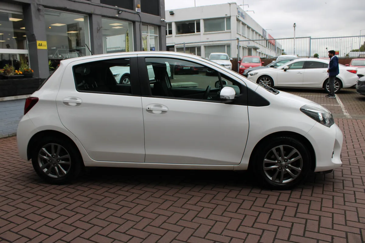 TOYOTA YARIS 1.0  LUNA  LTD 5DR HATCHBACK IRISH CA - Image 3