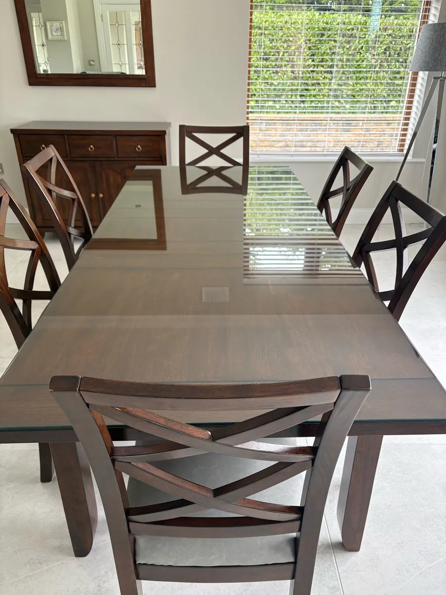 Table and chairs - Image 2