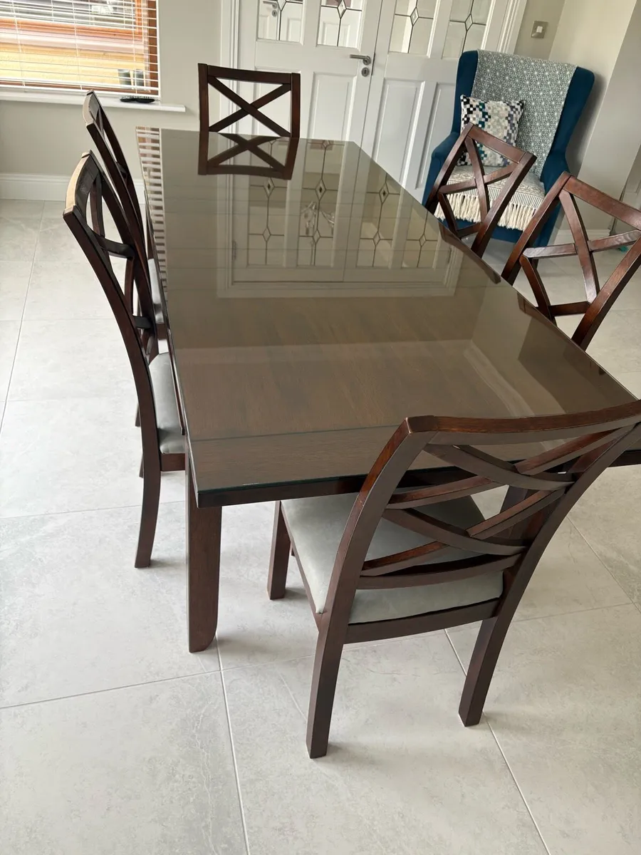 Table and chairs - Image 1