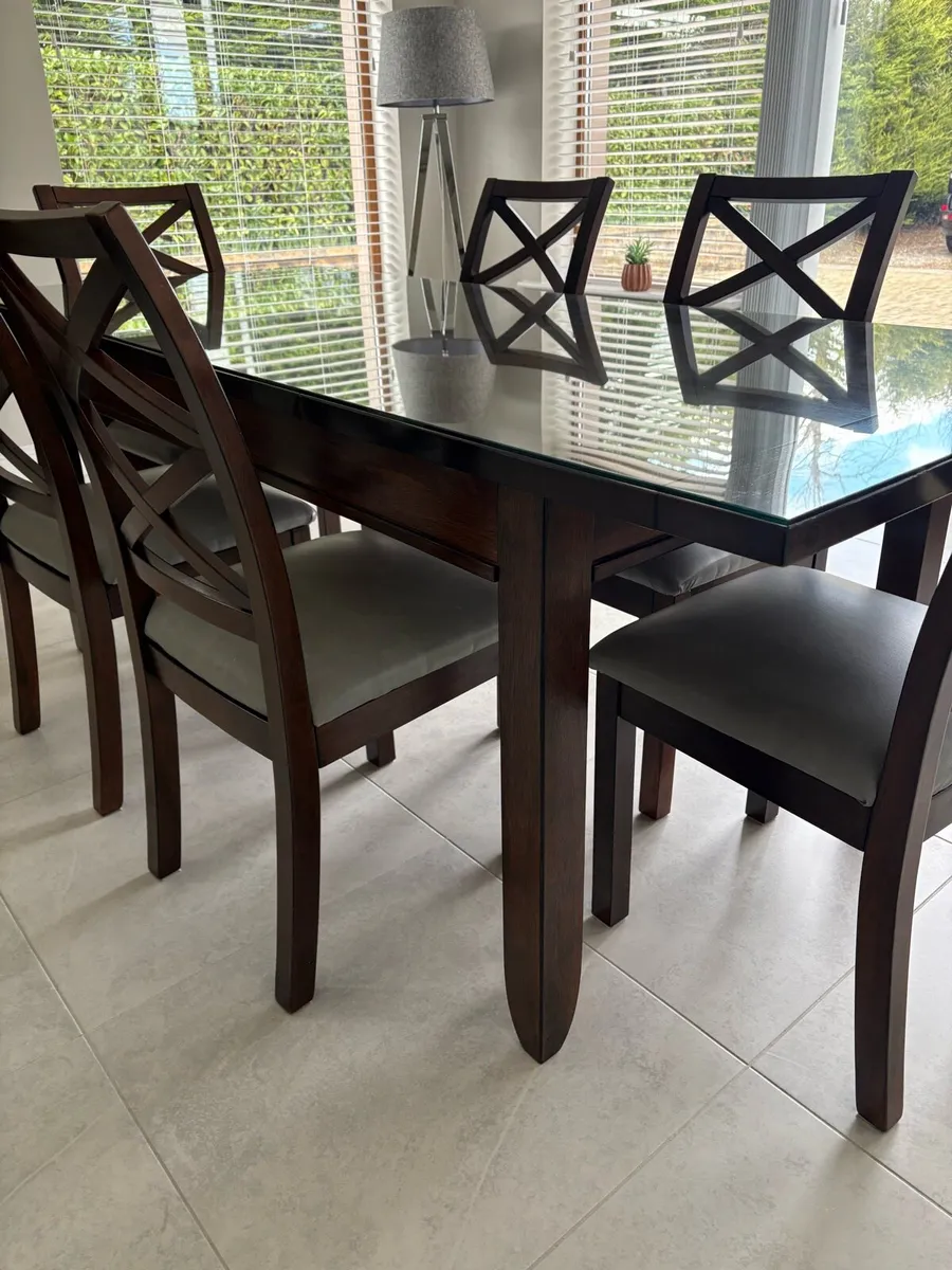 Table and chairs - Image 3