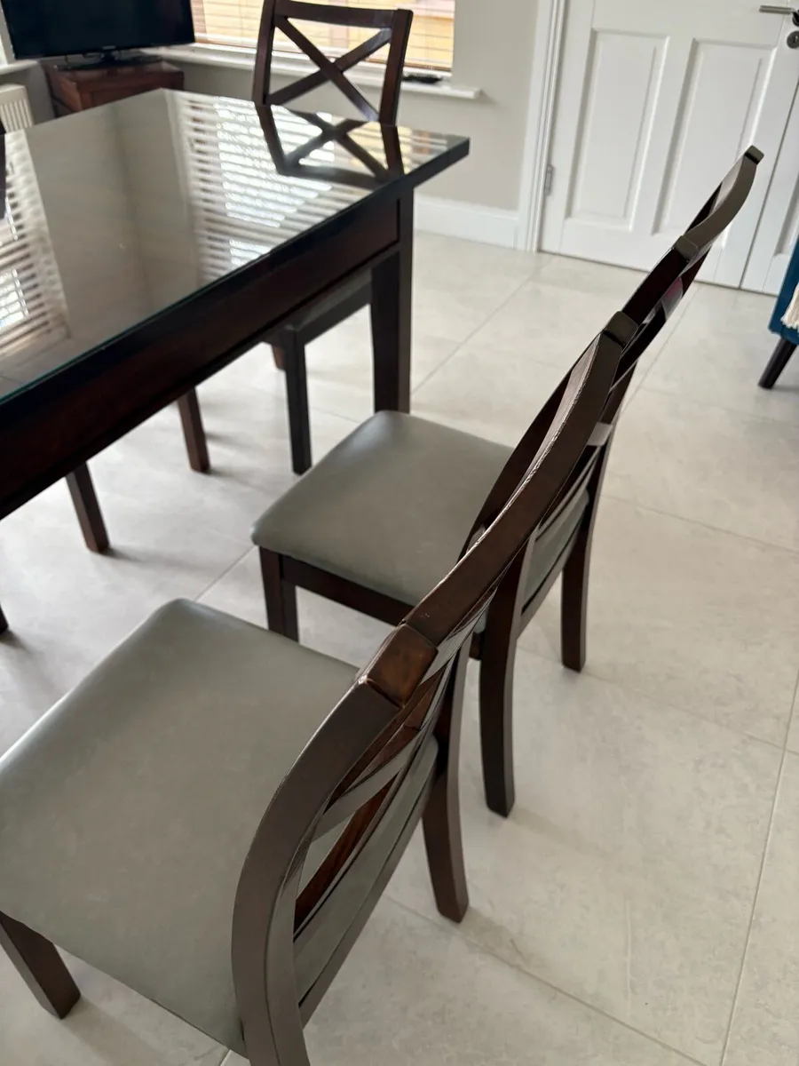 Table and chairs - Image 4