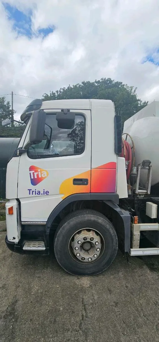 Volvo FM9 Oil Tanker - Image 4