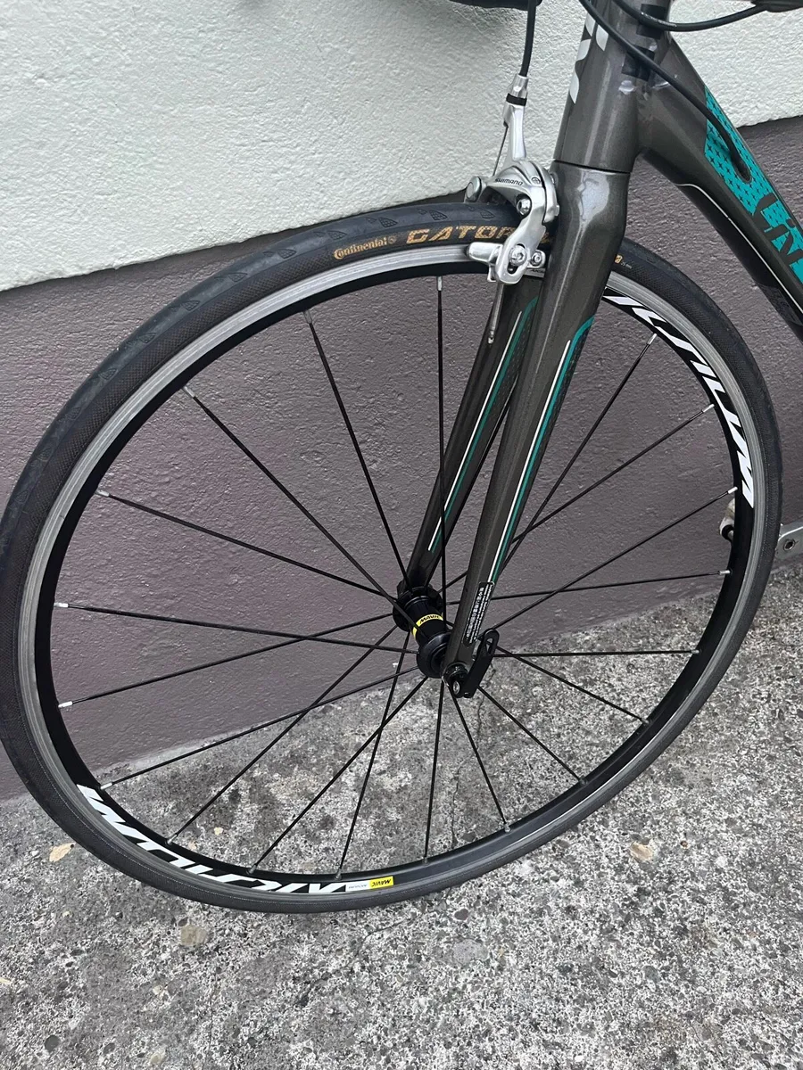 Giant Avail Women's Roade bike. - Image 2