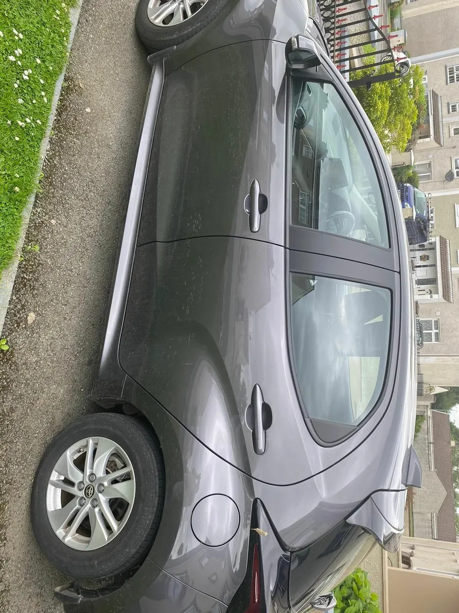 Toyota Yaris 2022 - Image 2