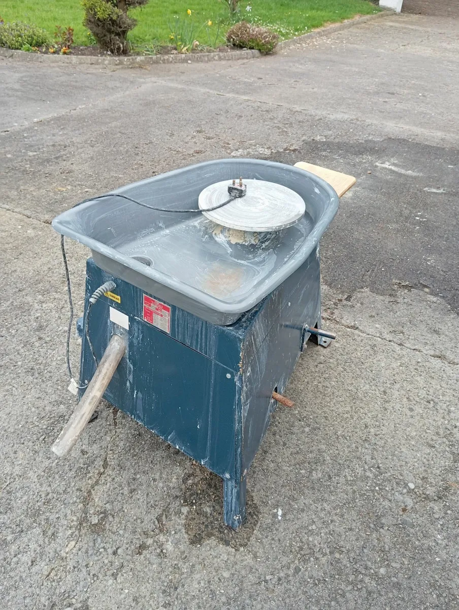 Potters kiln and wheel - Image 3