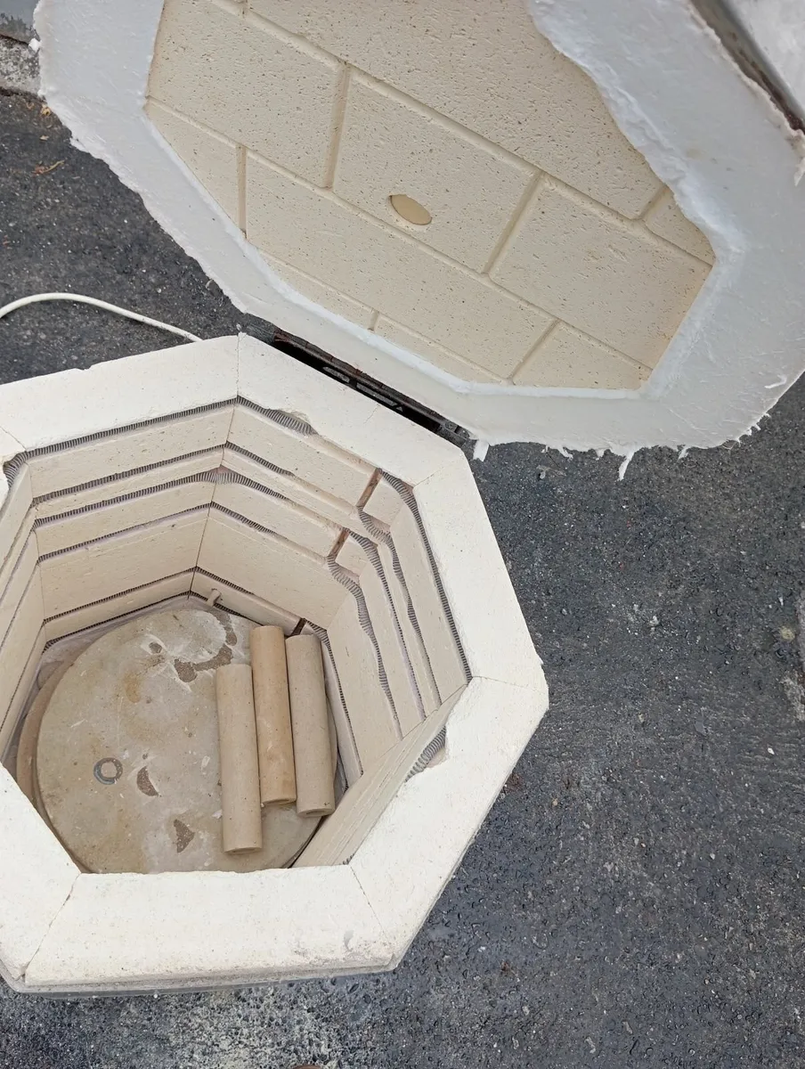 Potters kiln and wheel - Image 4