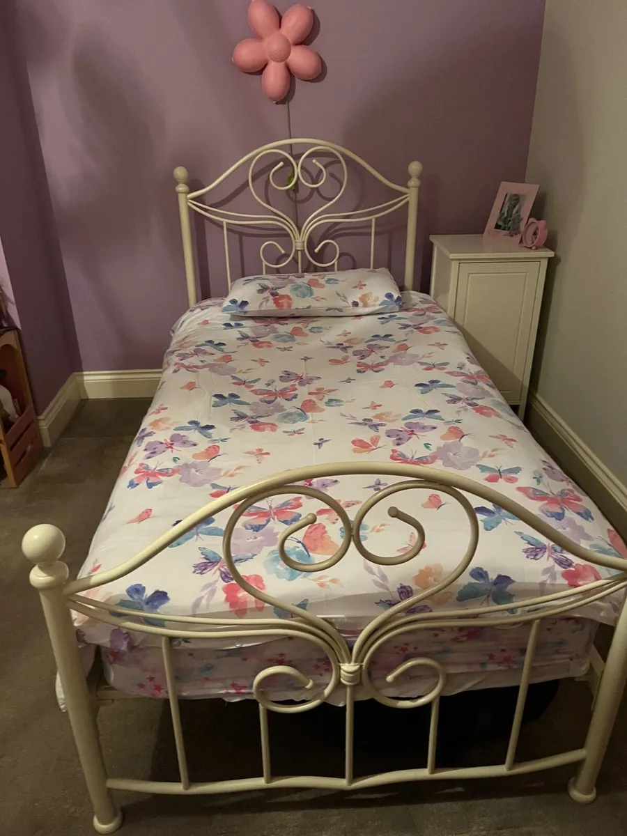 Single bed - Image 1