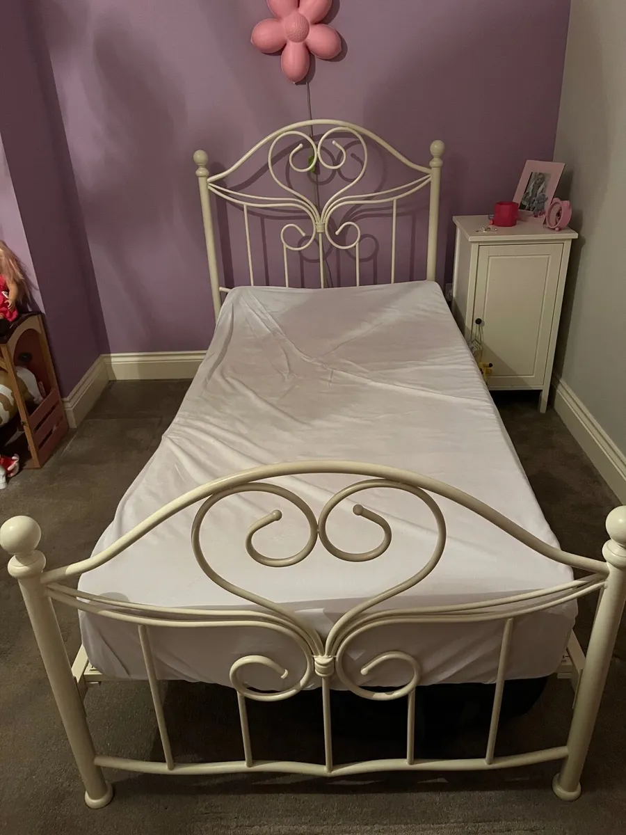 Single bed - Image 2