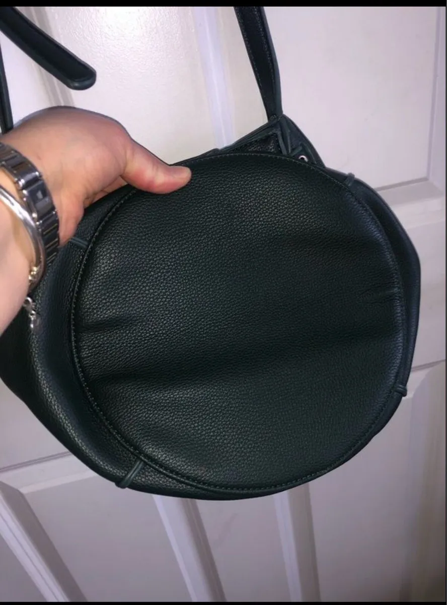Systyle Paris Crossbody bucket bag - Image 3