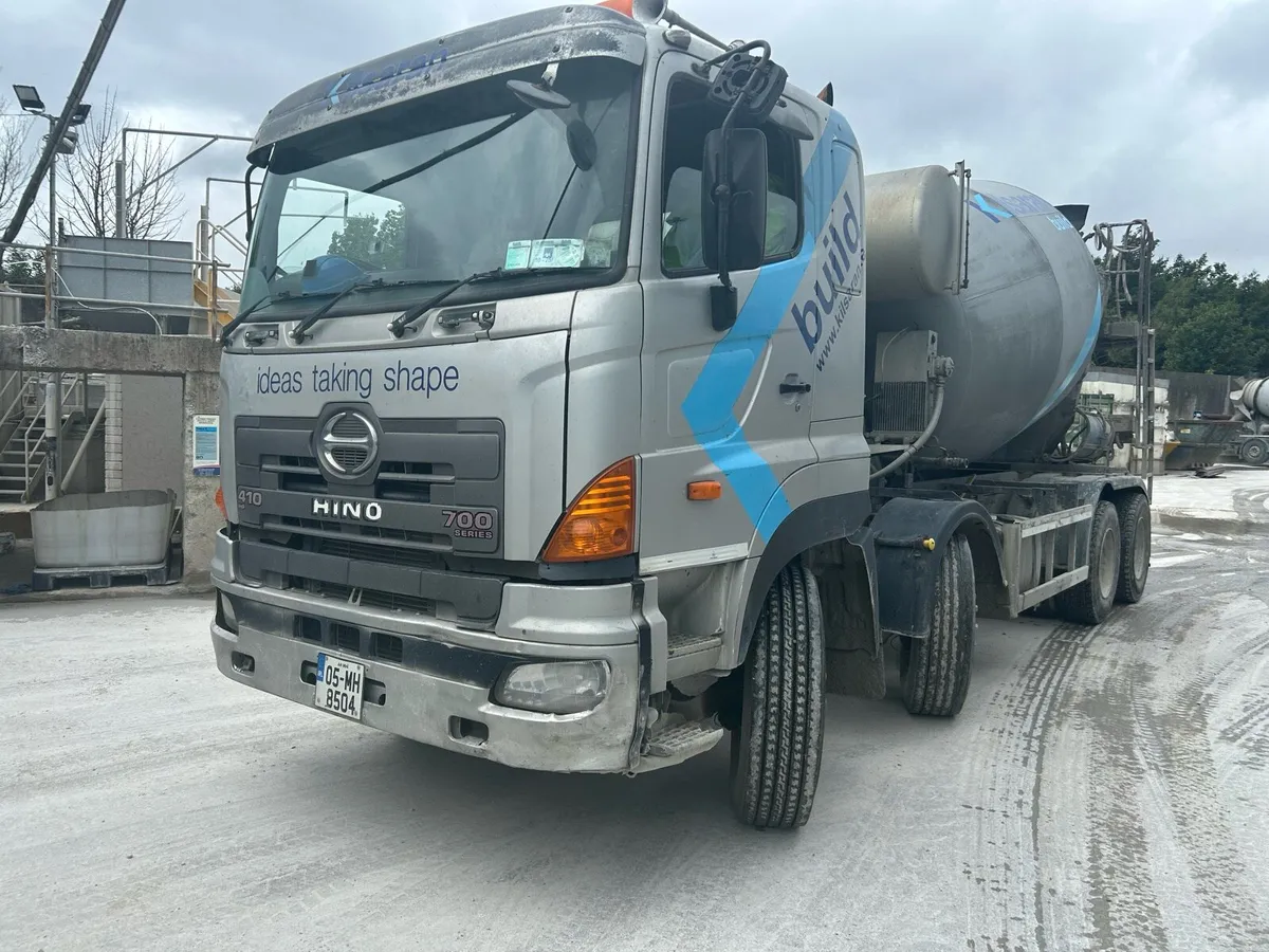 Hino 700 - Image 1