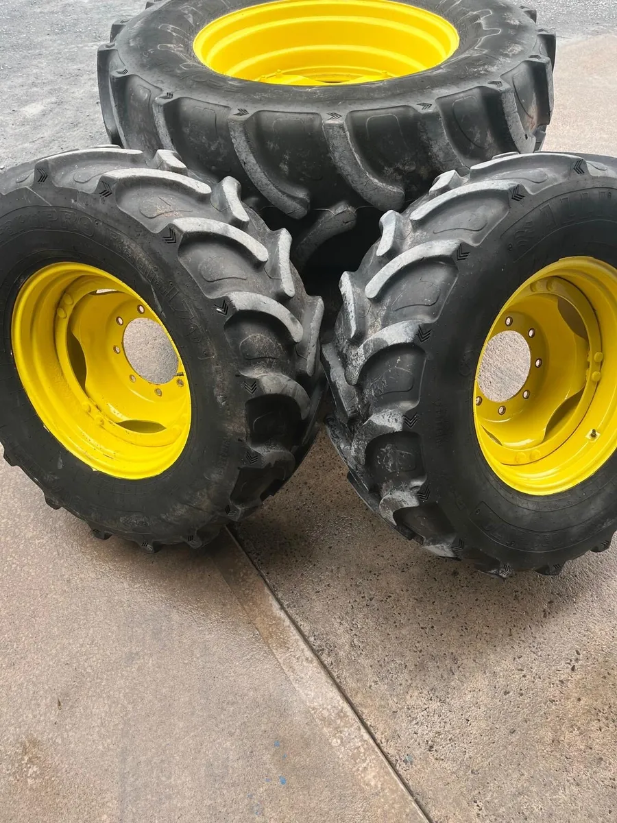 John deer rims and tyres - Image 1