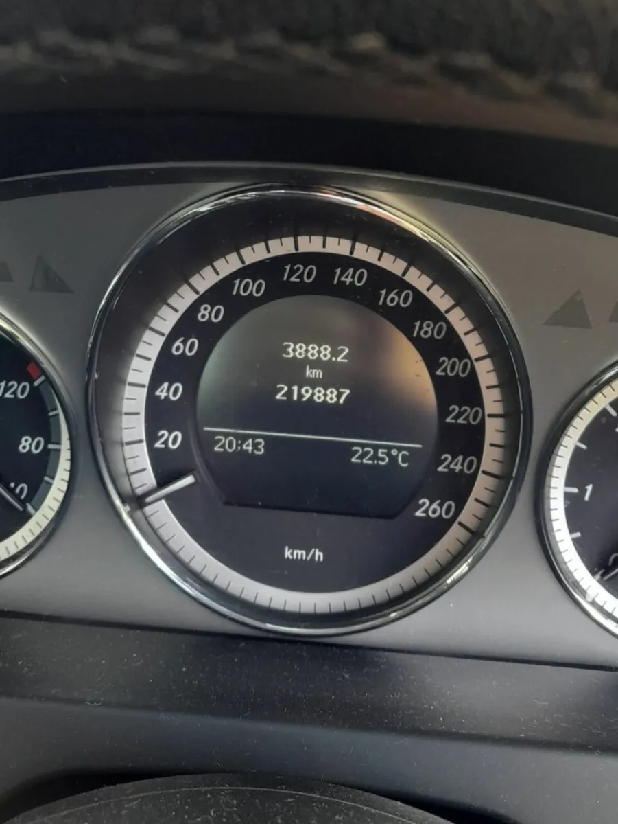 Mercedes-Benz C-Class 2010 - Image 2