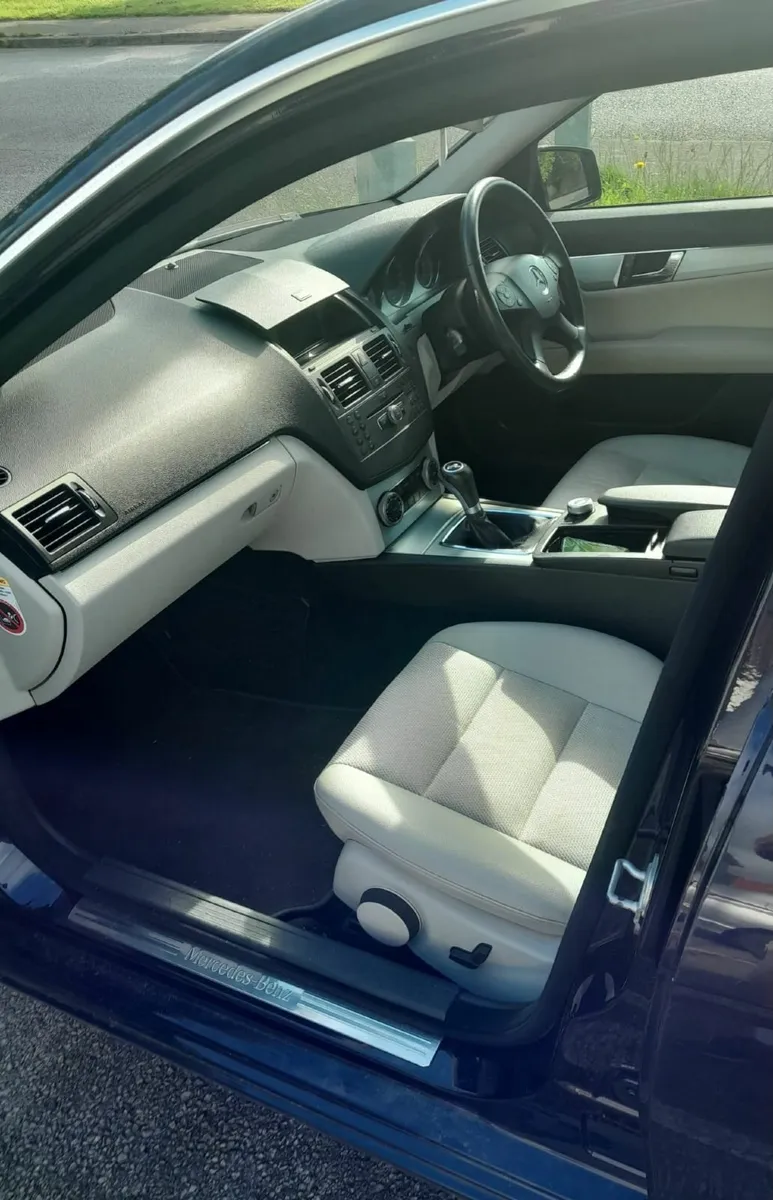 Mercedes-Benz C-Class 2010 - Image 3