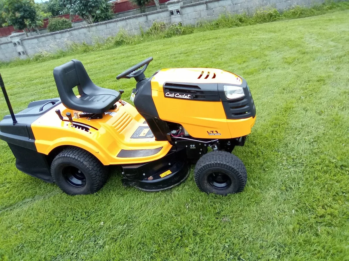Ride on lawnmower - Image 1