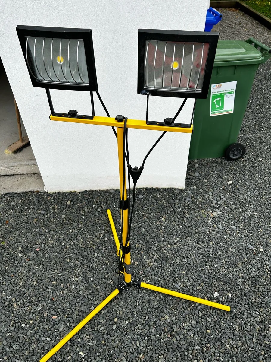 LED Mains portable work light on tripod 240 V - Image 1