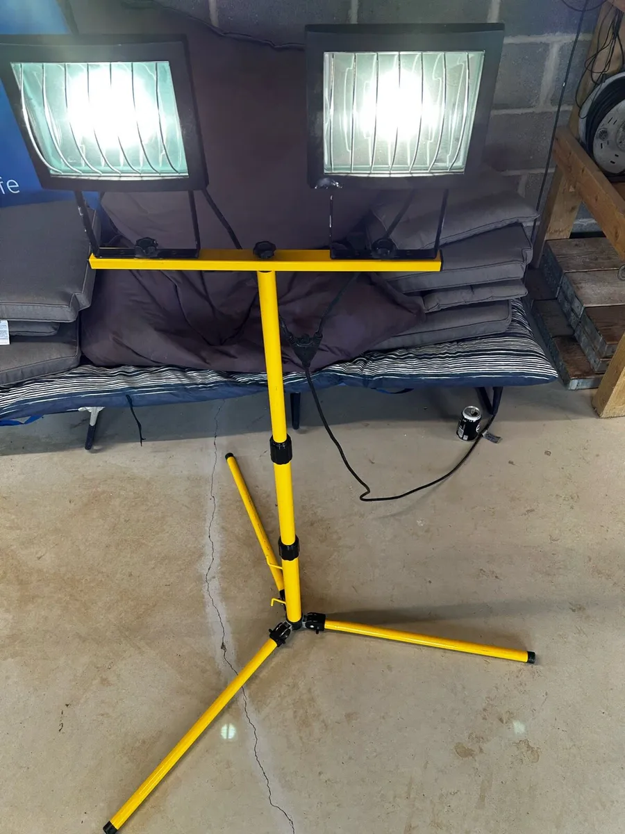 LED Mains portable work light on tripod 240 V - Image 3