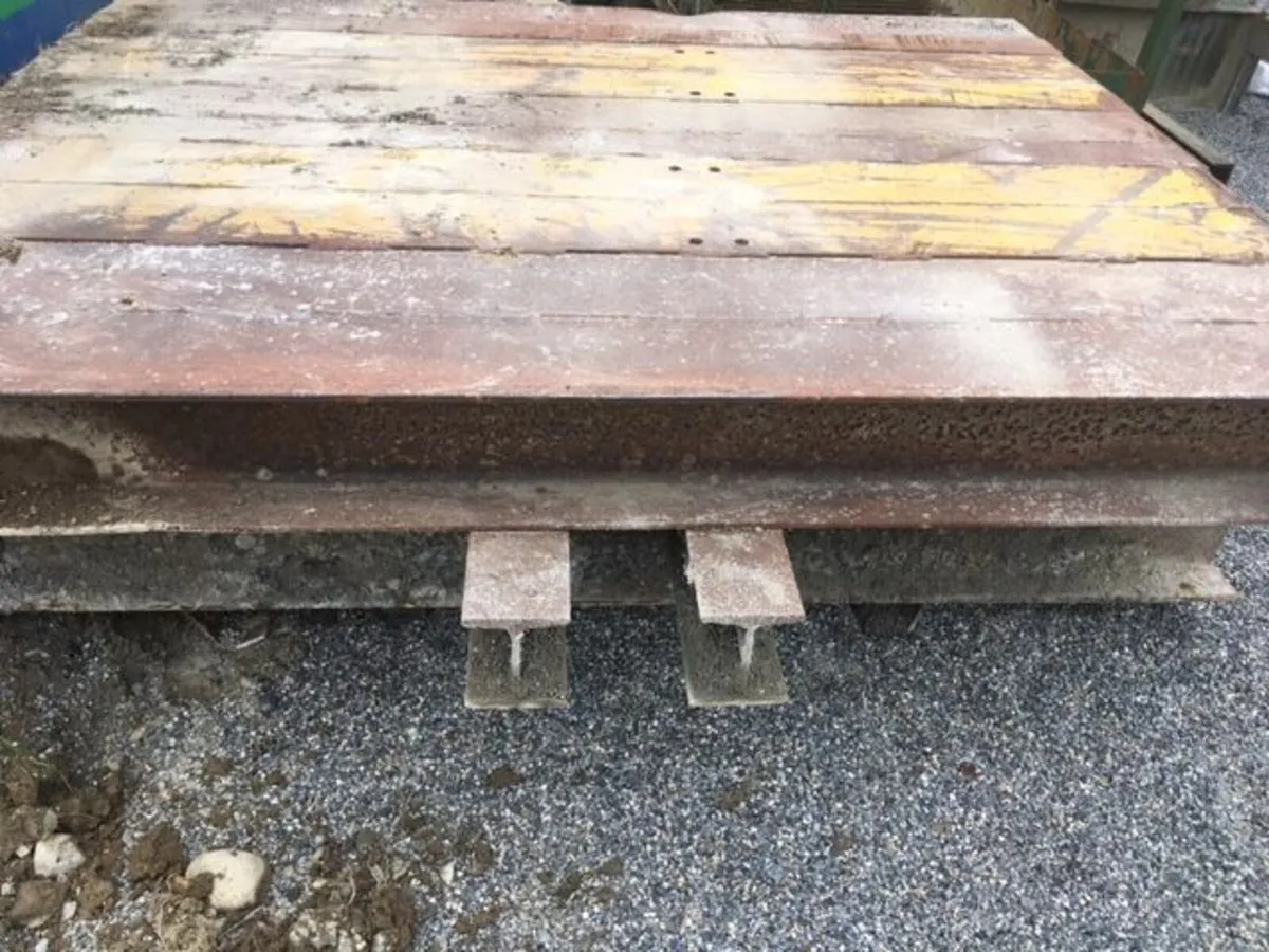 USED BELTING. HEAVY DUTY PANELS RSJ STEEL. - Image 1