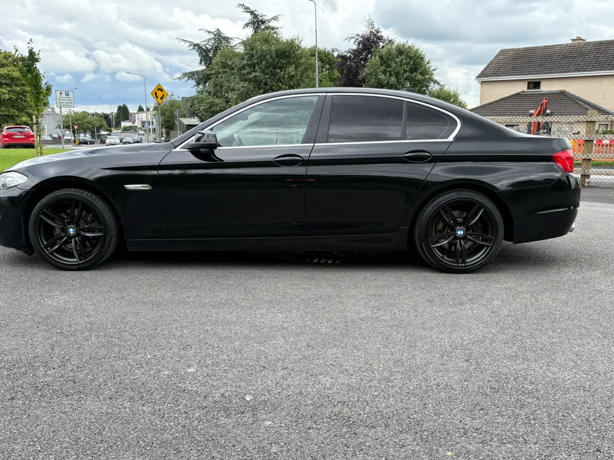 ABSOLUTELY IMMACULATE 2011 AUTO 520 D - Image 4