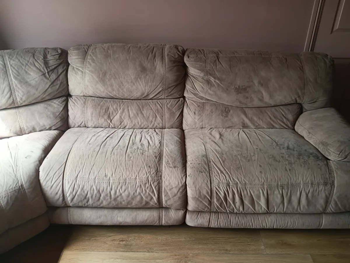 Large couch with recline - Image 4