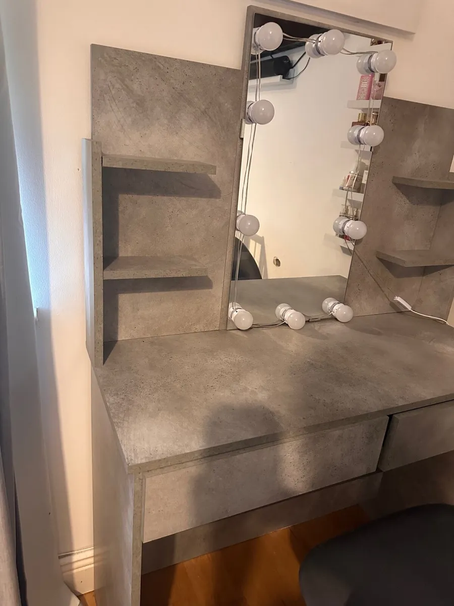 Vanity table - Image 2