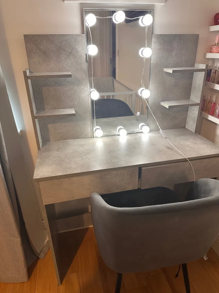 Vanity table - Image 1