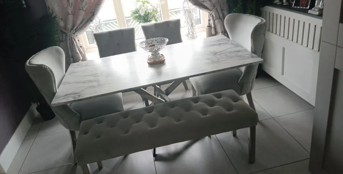 Table and.chairs - Image 1