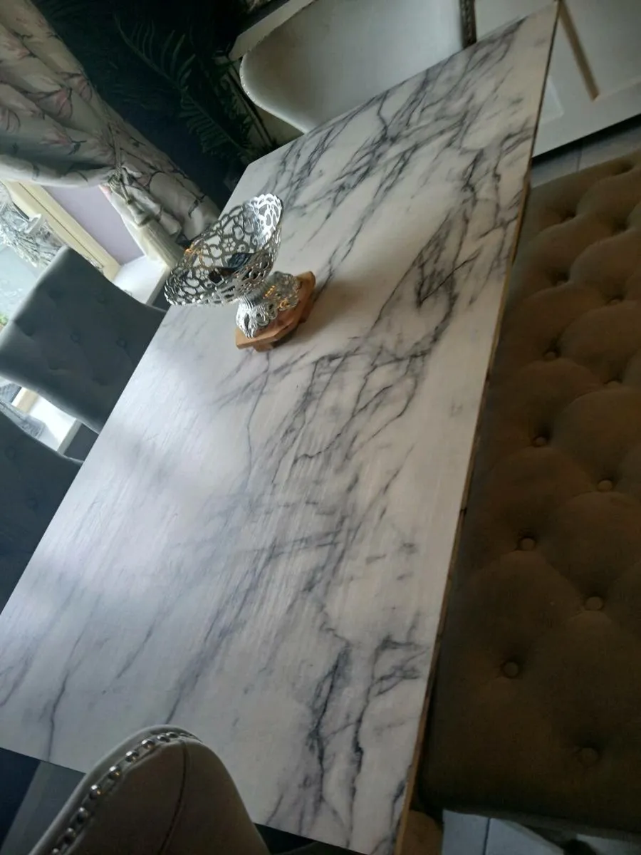 Table and.chairs - Image 2