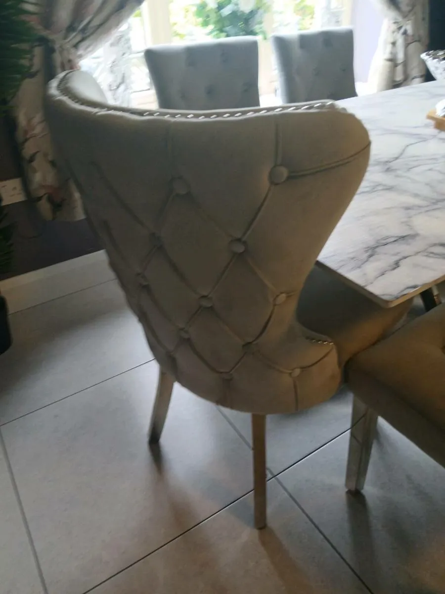 Table and.chairs - Image 3