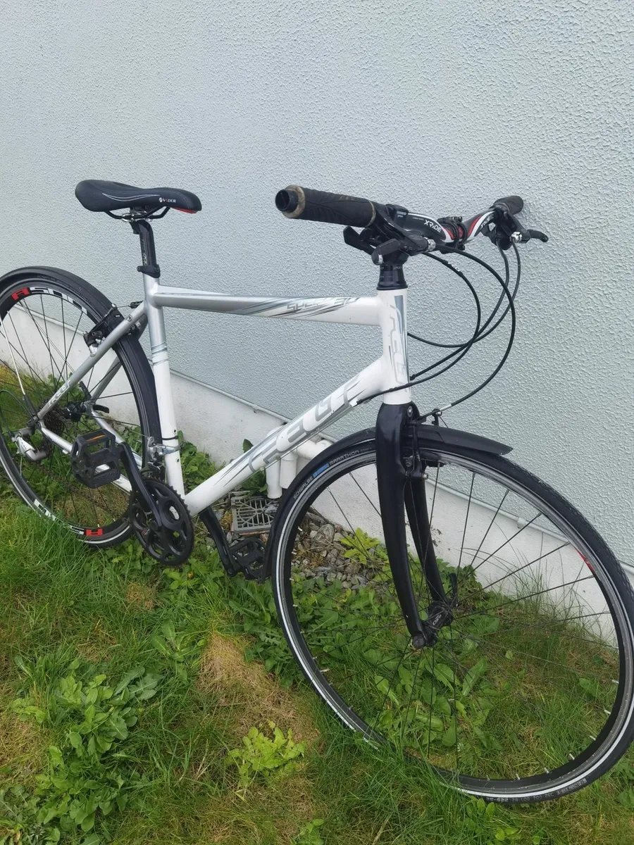 Felt hybrid bike - Image 1