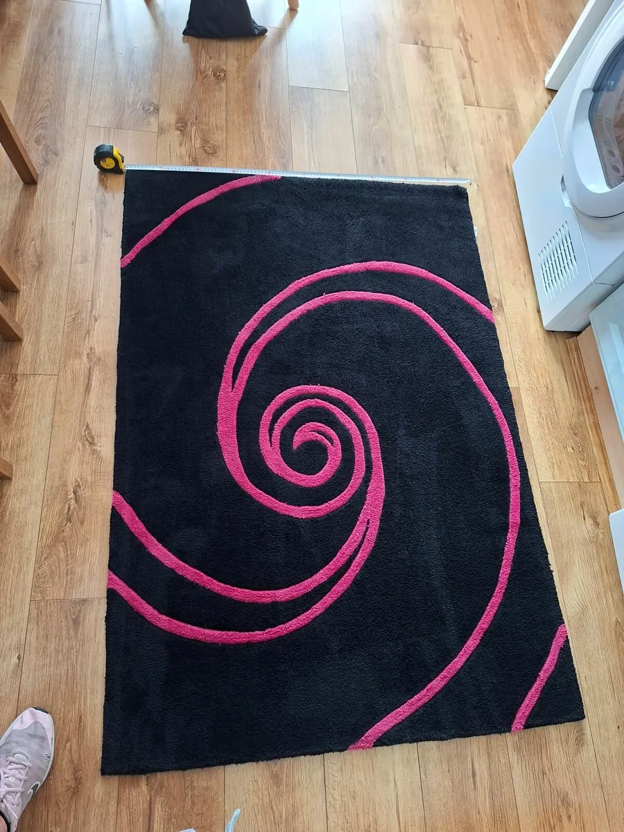 Black and pink rug - Image 3