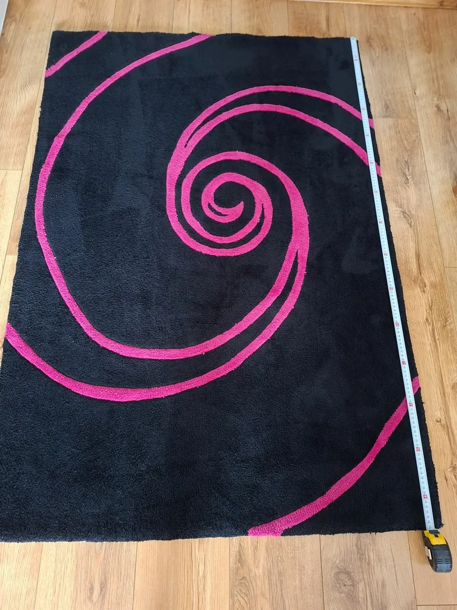Black and pink rug - Image 4