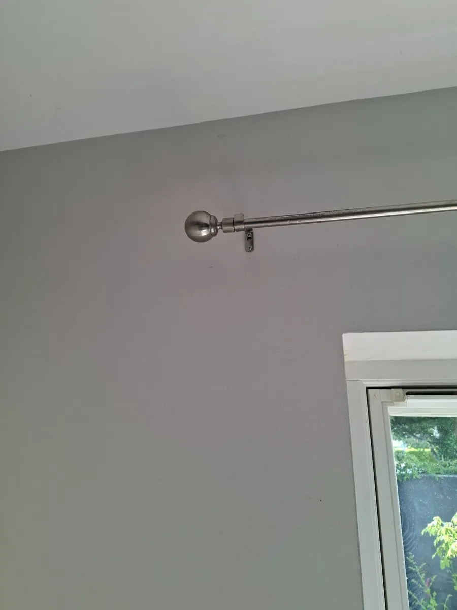 Chrome extending curtain rail - Image 3
